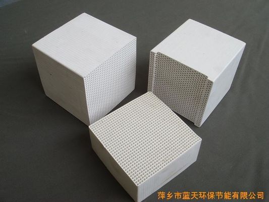 中国 赤外線触媒作用のガス・バーナーのための陶磁器の版の蜜蜂の巣の炉の耐火れんが サプライヤー